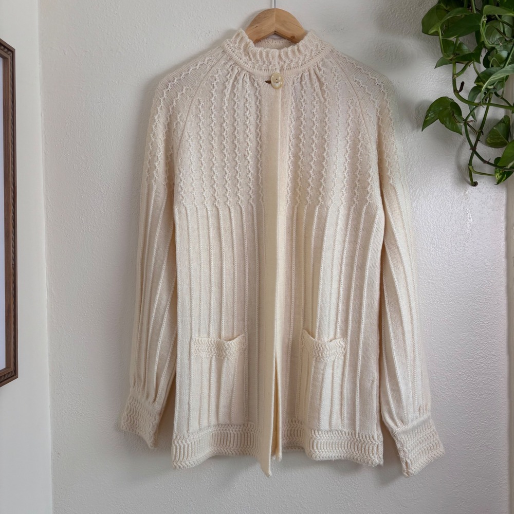 Vintage 1970s Italian knit Wool cream sweater high quality medium button pockets